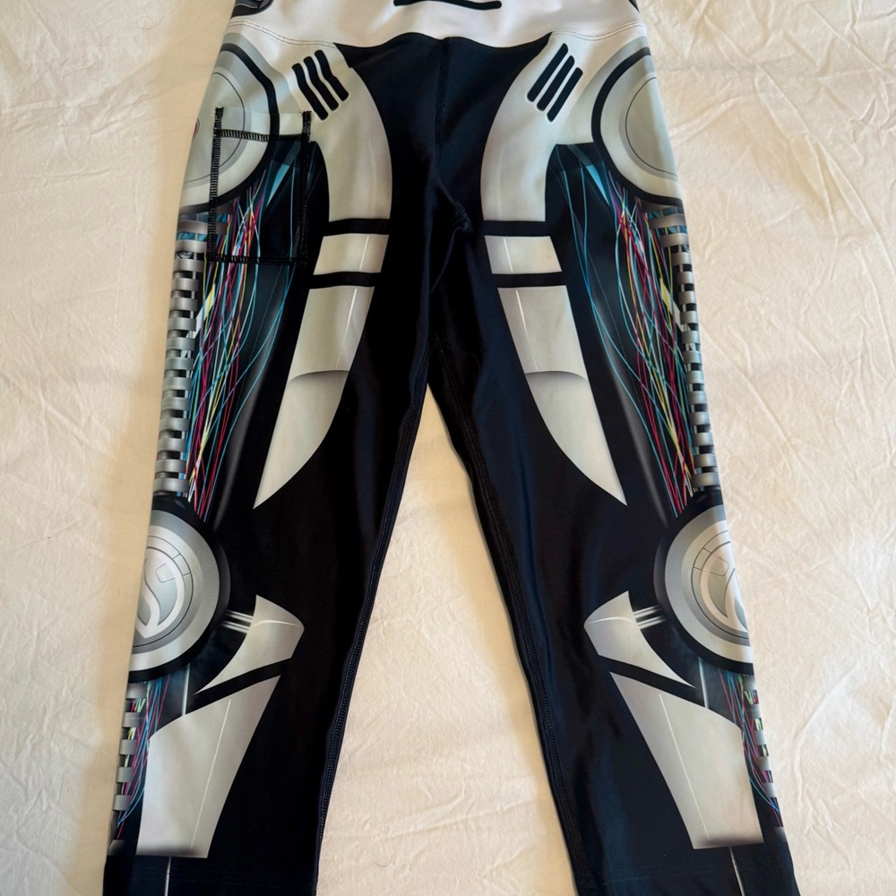 RARE Women’s InknBurn Robot Capris - Size 6
